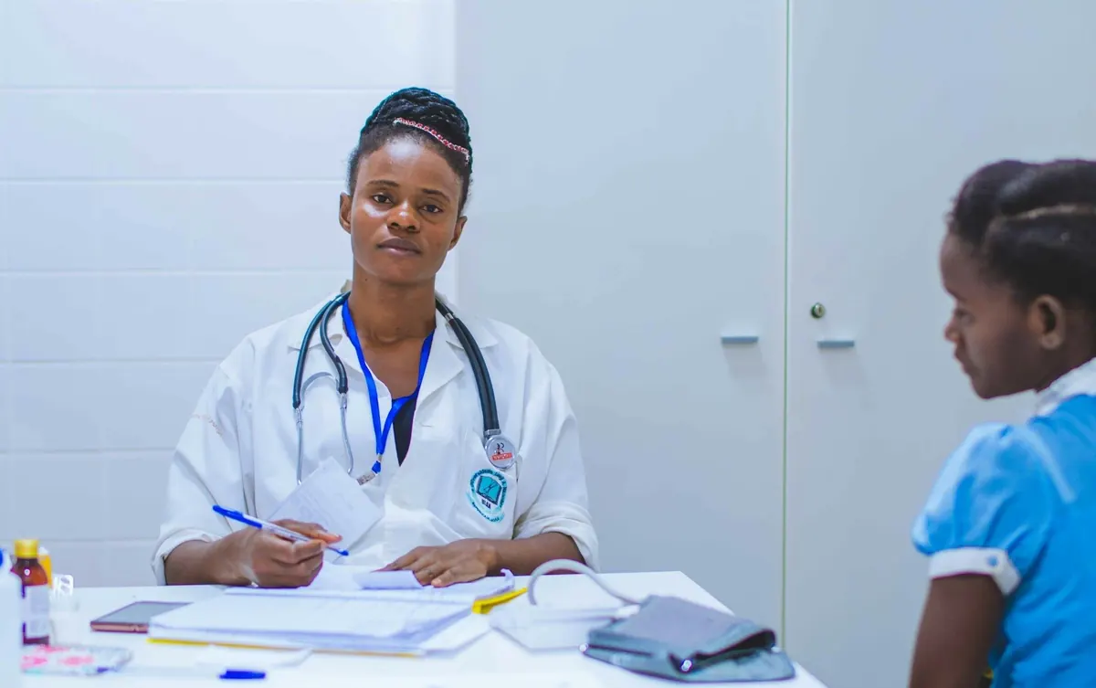 Une médecin reçoit une jeune patiente en consultation