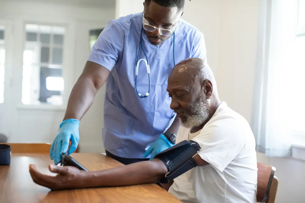 Un soignant prend la tension d’un patient